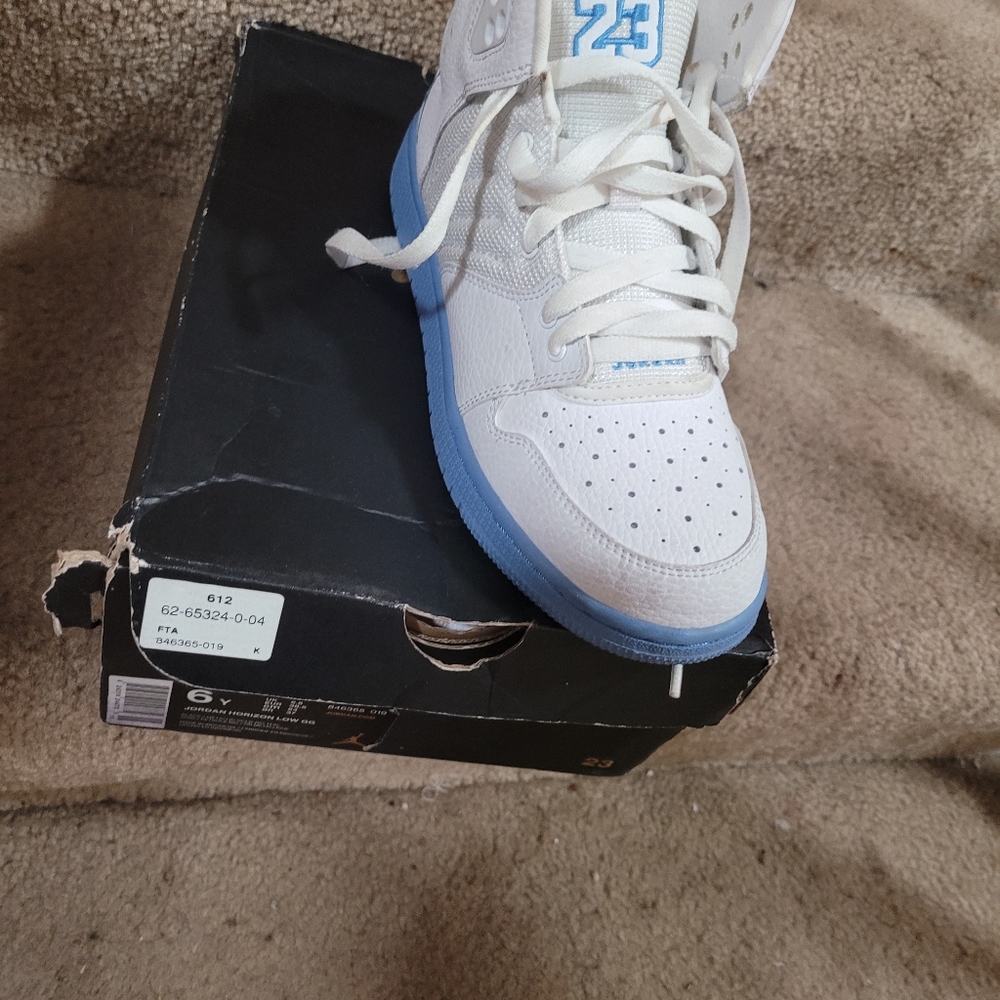 Sneakers - Picture 2 of 4
